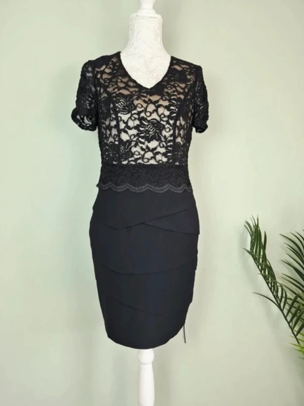 Elegant Black Lace V-Neck Maxi Dress with Layered Skirt Detail